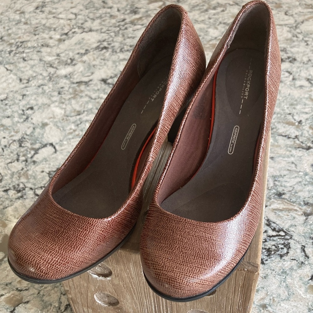 Rockport walkability, adiprene by adidas insoles. Brown leather upper, US size 6